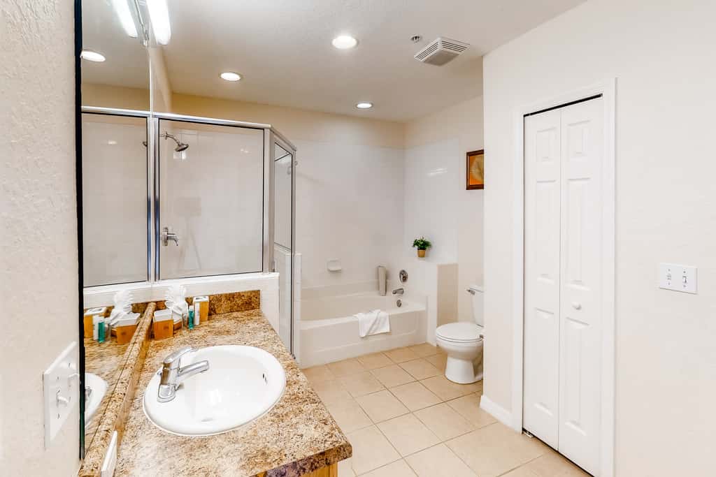 3rd floor condo w/ hot tub, sauna, balcony, gym, shared pools, near theme parks