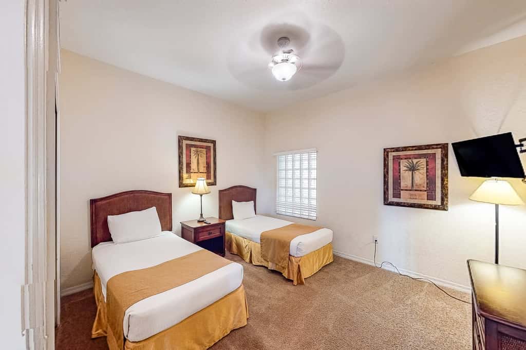 3rd floor condo w/ hot tub, sauna, balcony, gym, shared pools, near theme parks
