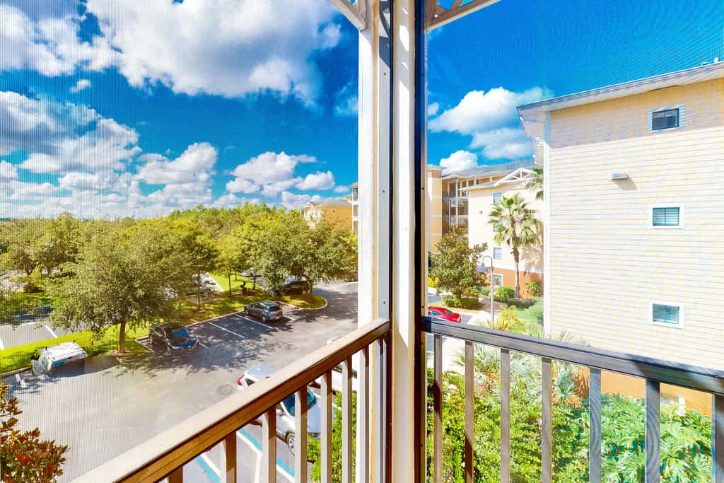 3rd floor condo w/ hot tub, sauna, balcony, gym, shared pools, near theme parks