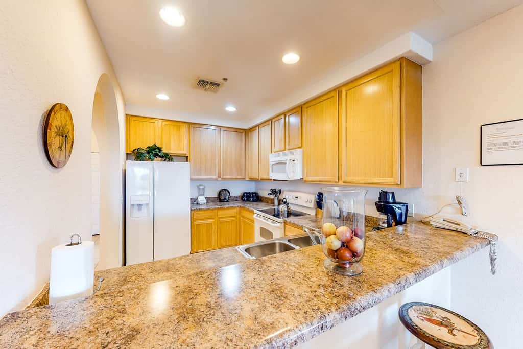 3rd floor condo w/ hot tub, sauna, balcony, gym, shared pools, near theme parks