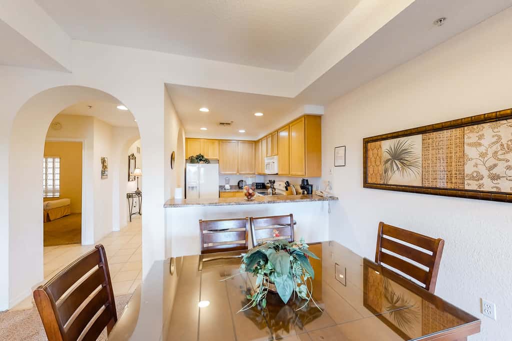 3rd floor condo w/ hot tub, sauna, balcony, gym, shared pools, near theme parks