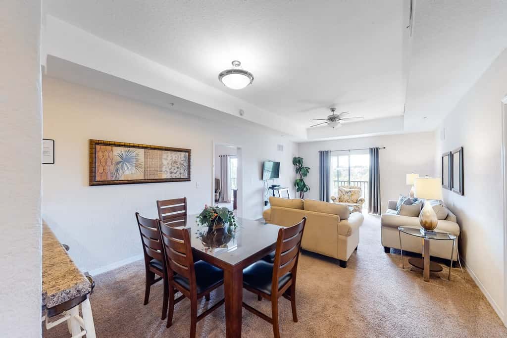 3rd floor condo w/ hot tub, sauna, balcony, gym, shared pools, near theme parks