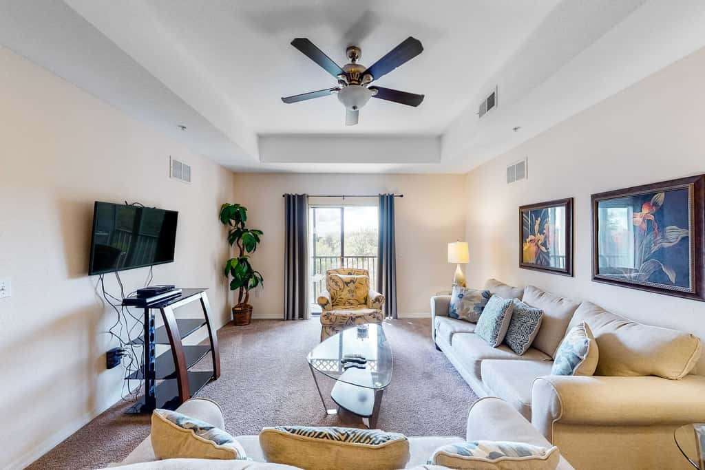 3rd floor condo w/ hot tub, sauna, balcony, gym, shared pools, near theme parks