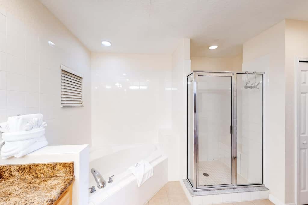 3rd floor condo w/ hot tub, sauna, balcony, gym, shared pools, near theme parks