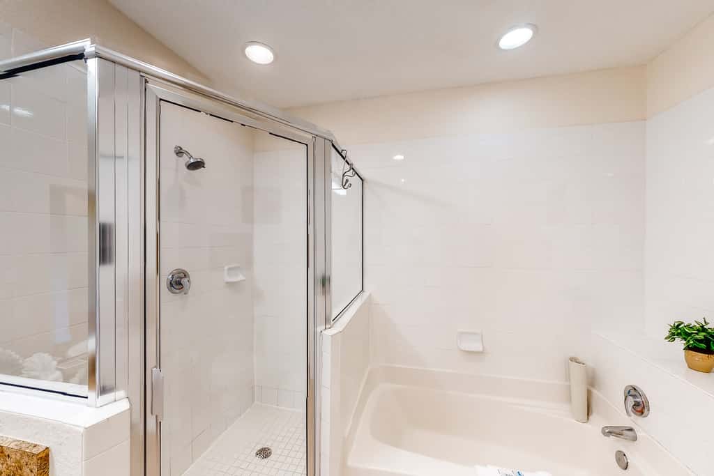 3rd floor condo w/ hot tub, sauna, balcony, gym, shared pools, near theme parks