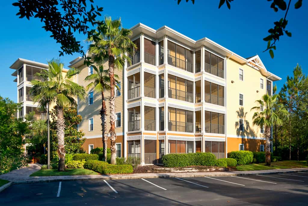 4th floor condo w/ shared pools, hot tub, gym, balcony, sauna, near theme parks