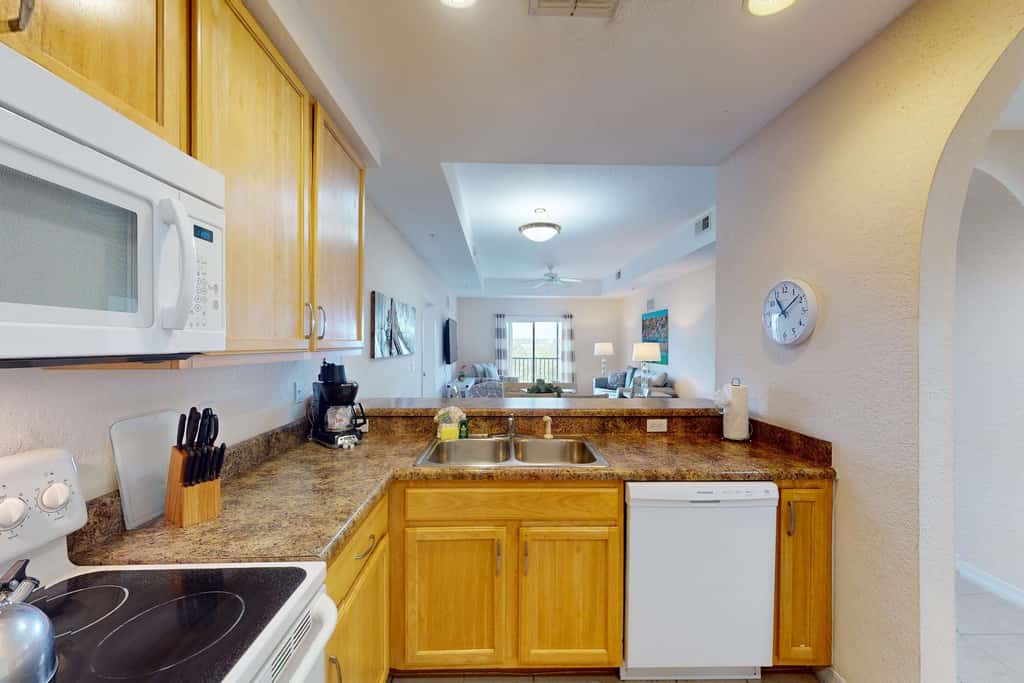 4th floor condo w/ shared pools, hot tub, gym, balcony, sauna, near theme parks