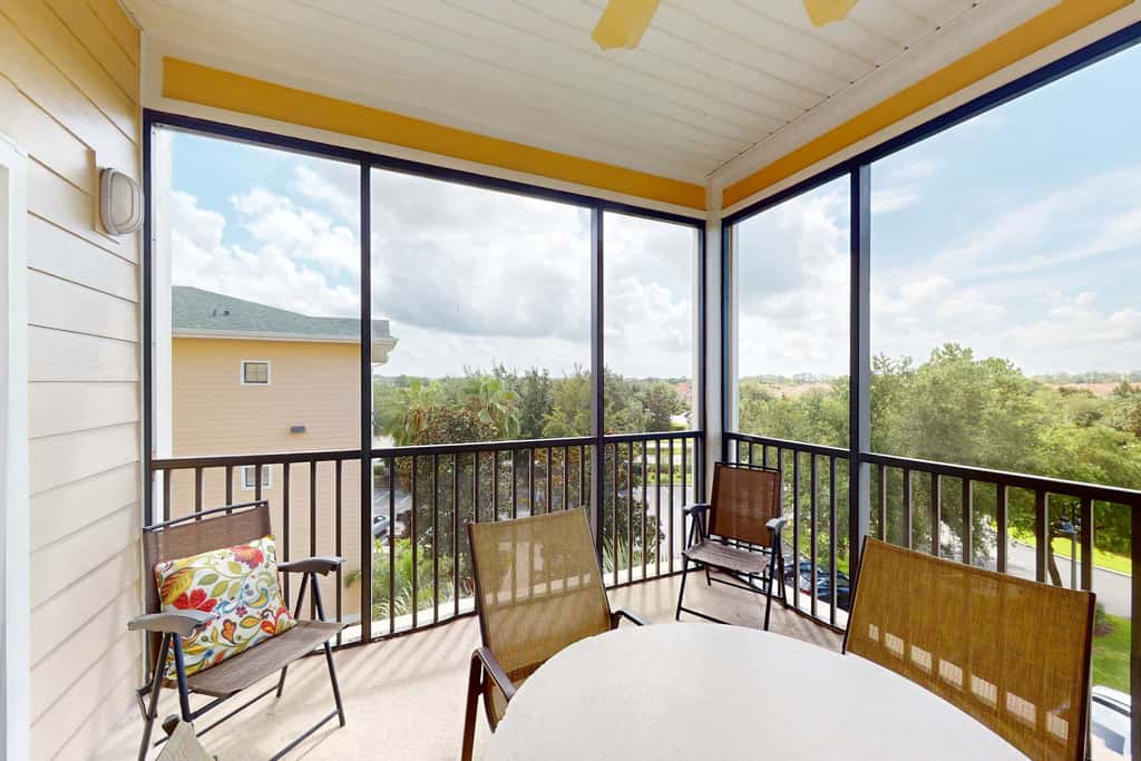4th floor condo w/ shared pools, hot tub, gym, balcony, sauna, near theme parks