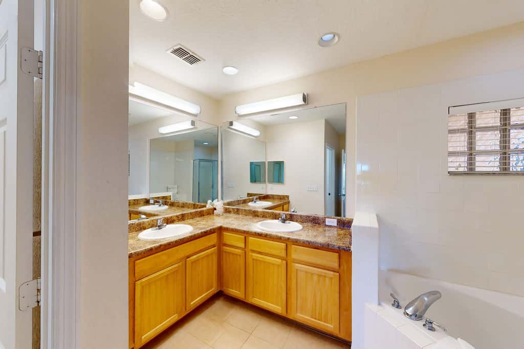 4th floor condo w/ shared pools, hot tub, gym, balcony, sauna, near theme parks