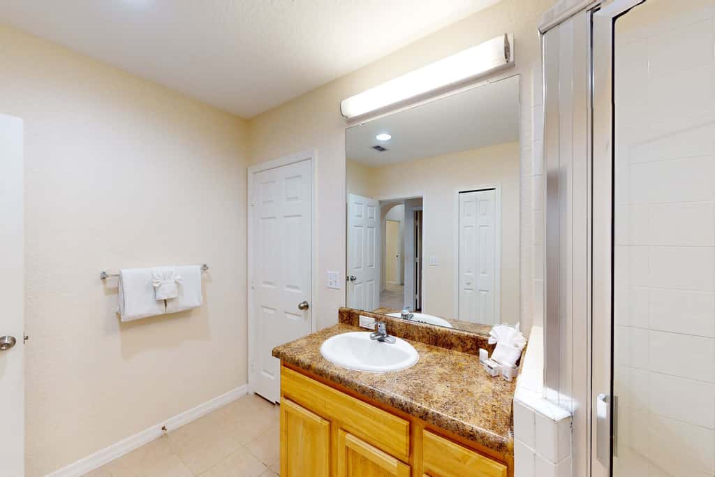 4th floor condo w/ shared pools, hot tub, gym, balcony, sauna, near theme parks