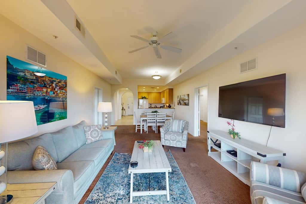 4th floor condo w/ shared pools, hot tub, gym, balcony, sauna, near theme parks