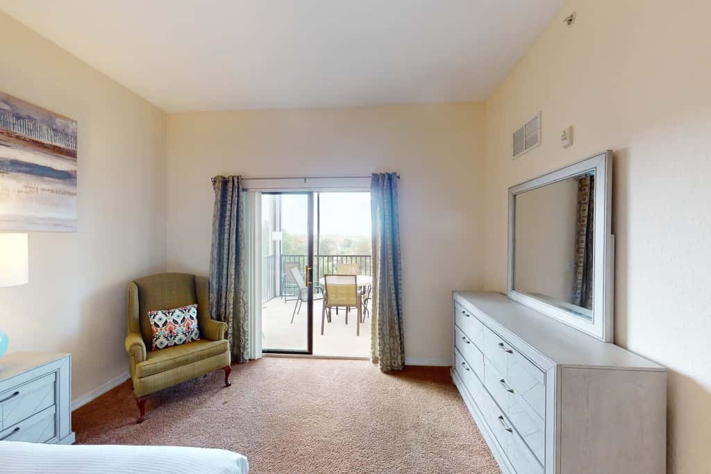 4th floor condo w/ shared pools, hot tub, gym, balcony, sauna, near theme parks