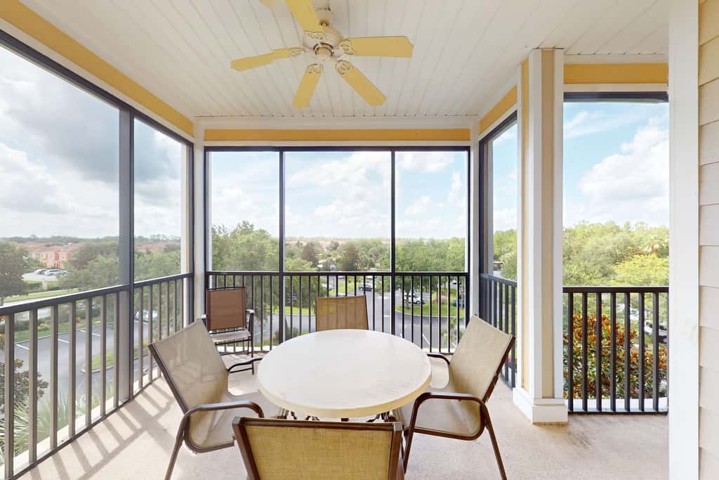 4th floor condo w/ shared pools, hot tub, gym, balcony, sauna, near theme parks