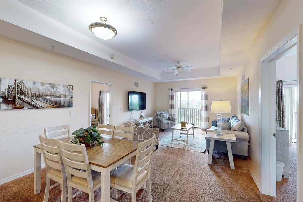 4th floor condo w/ shared pools, hot tub, gym, balcony, sauna, near theme parks