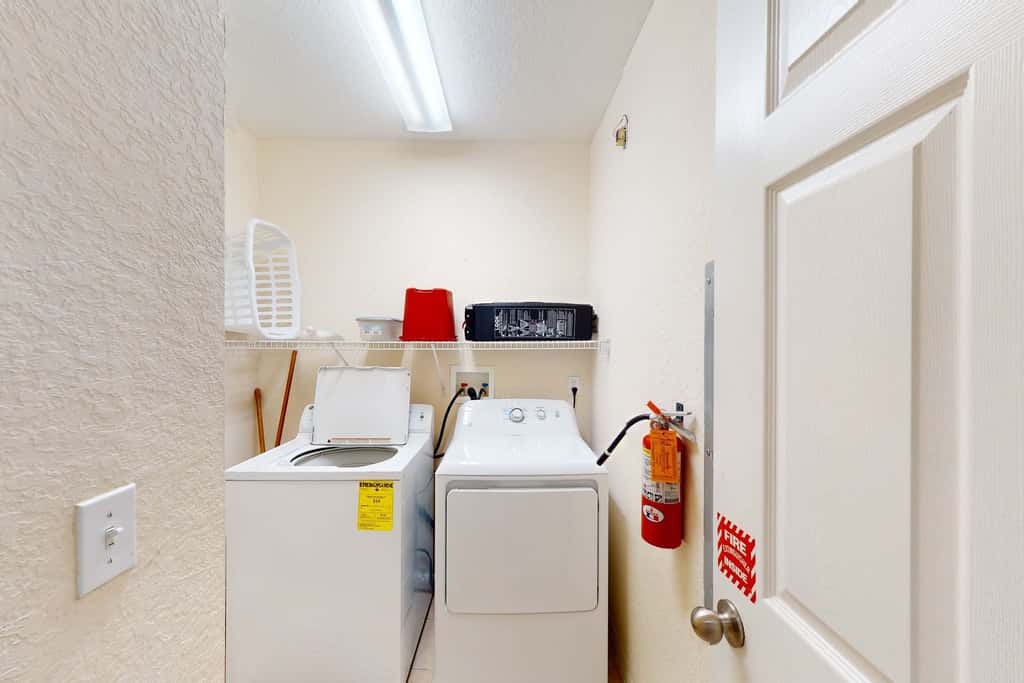 4th floor condo w/ shared pools, hot tub, gym, balcony, sauna, near theme parks