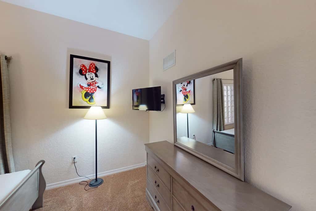 4th floor condo w/ shared pools, hot tub, gym, balcony, sauna, near theme parks
