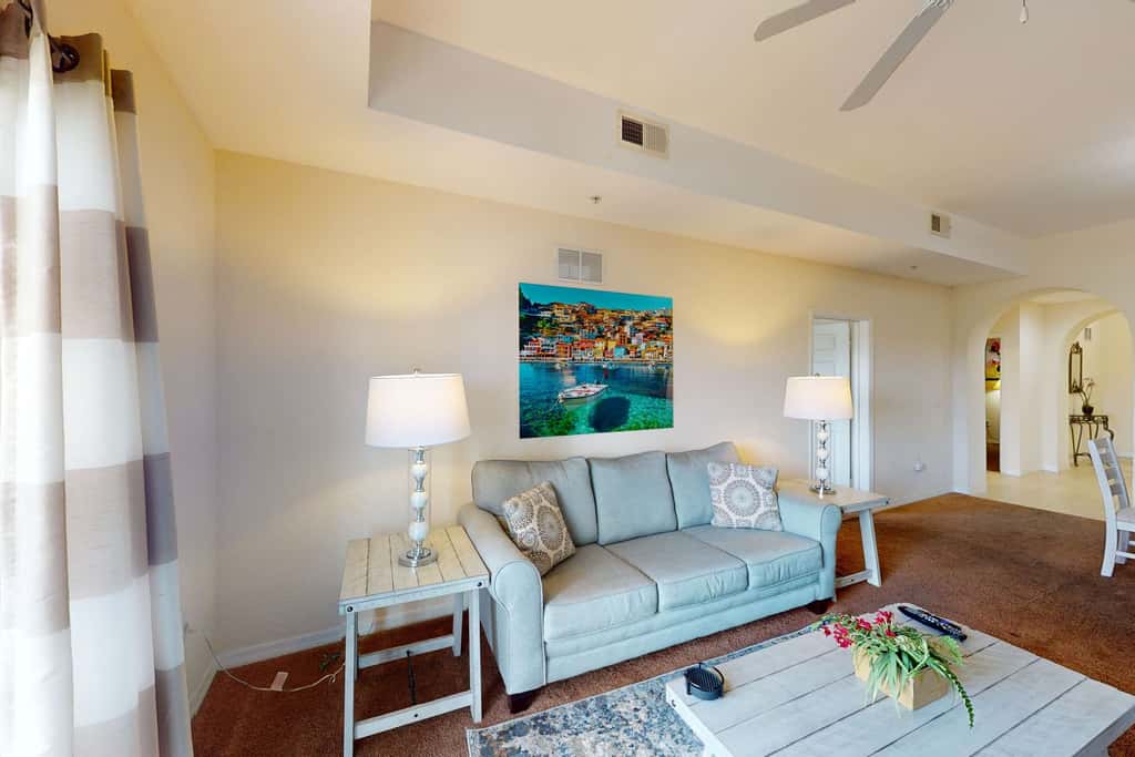 4th floor condo w/ shared pools, hot tub, gym, balcony, sauna, near theme parks