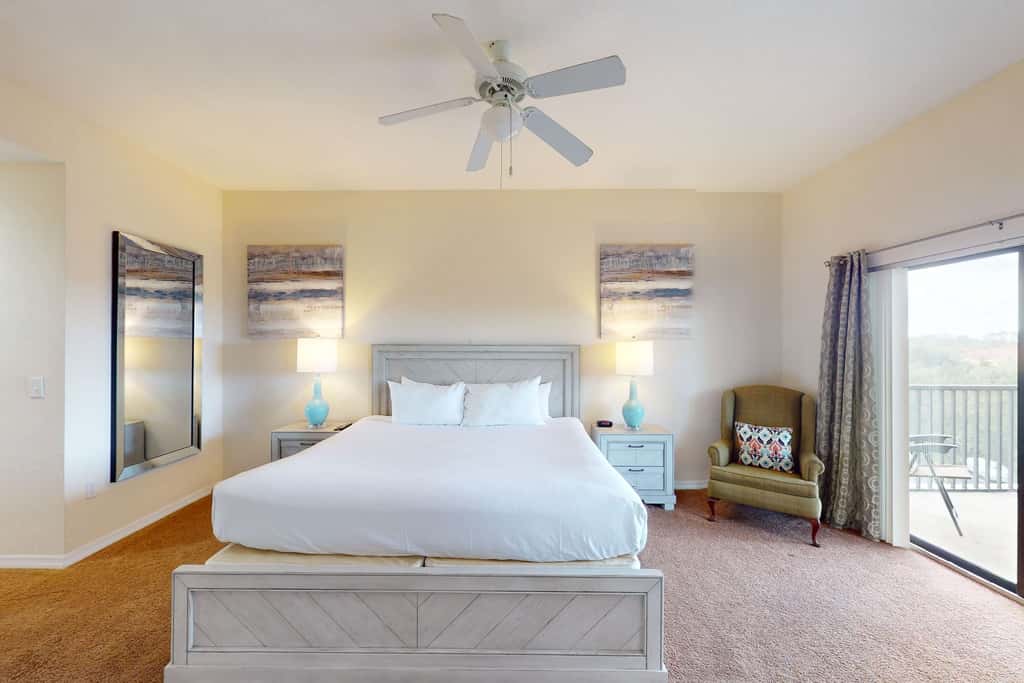 4th floor condo w/ shared pools, hot tub, gym, balcony, sauna, near theme parks