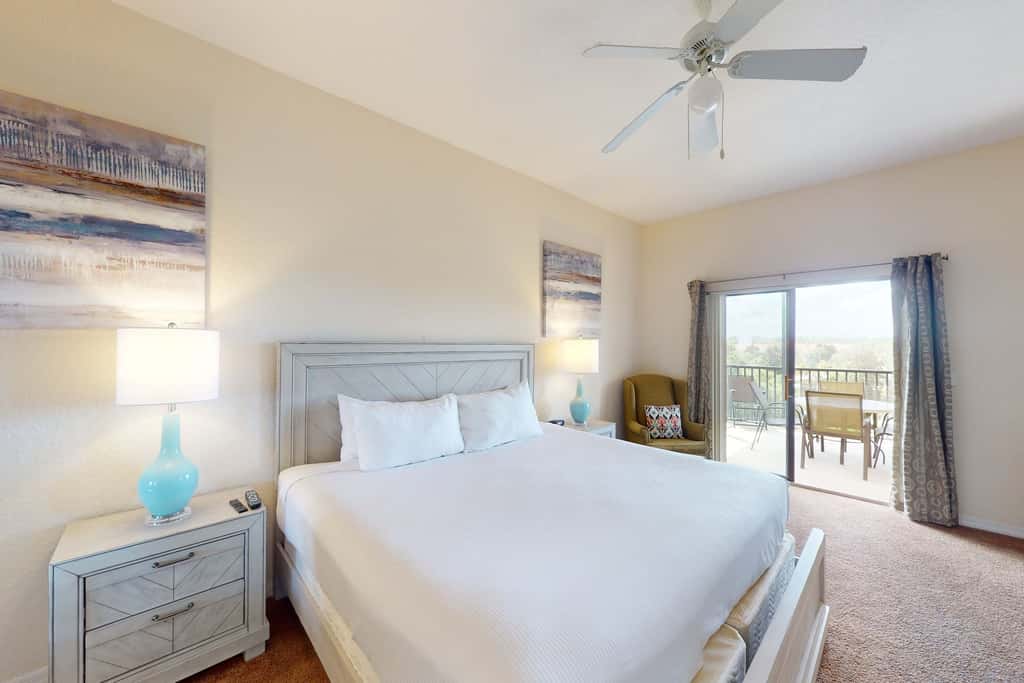 4th floor condo w/ shared pools, hot tub, gym, balcony, sauna, near theme parks