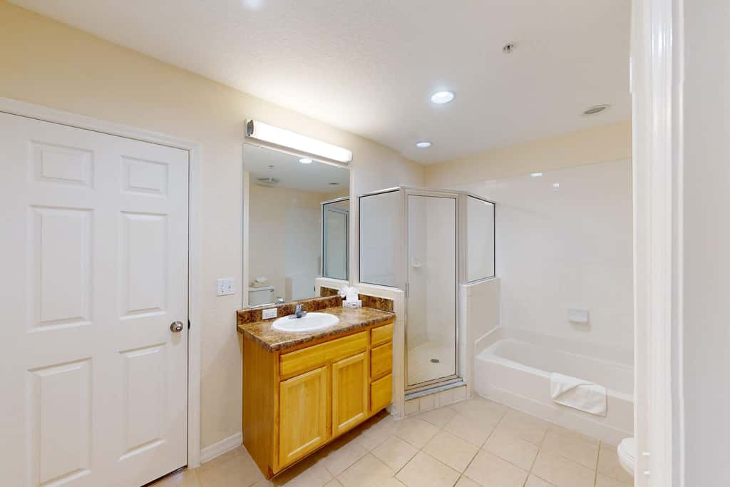 4th floor condo w/ shared pools, hot tub, gym, balcony, sauna, near theme parks
