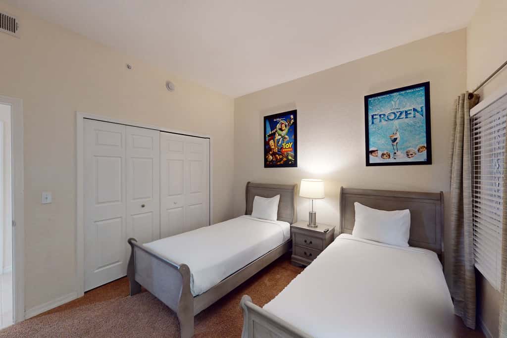 4th floor condo w/ shared pools, hot tub, gym, balcony, sauna, near theme parks