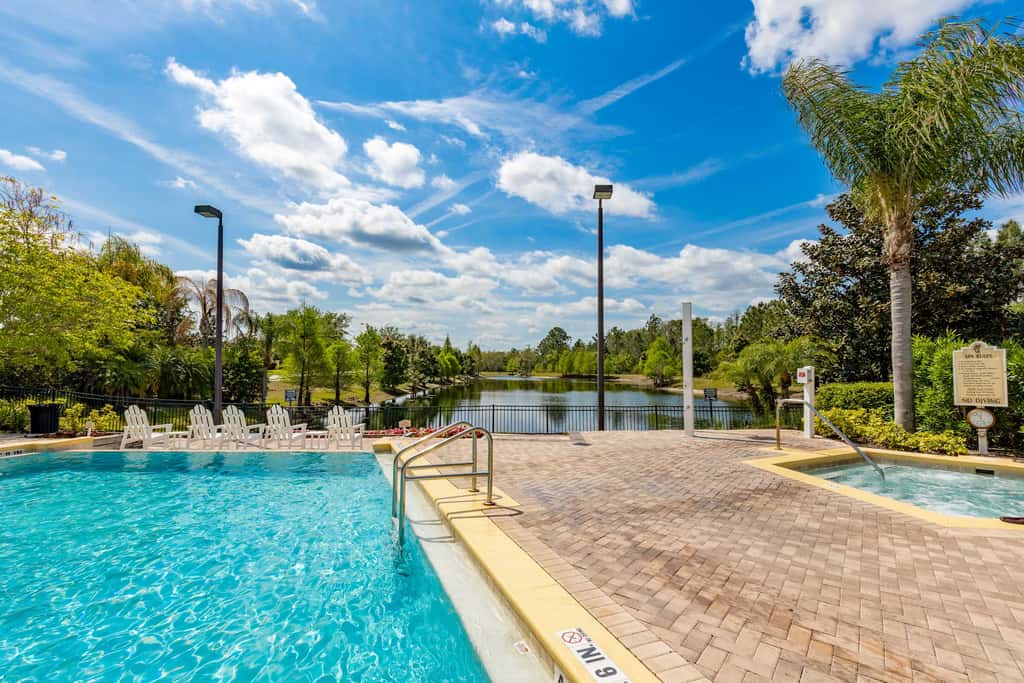 3rd floor condo w/ balcony, shared pools, gym, sauna, hot tub, near theme parks