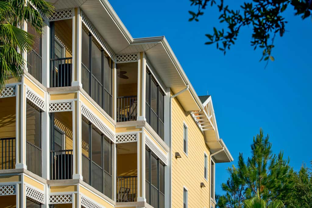 3rd floor condo w/ balcony, shared pools, gym, sauna, hot tub, near theme parks