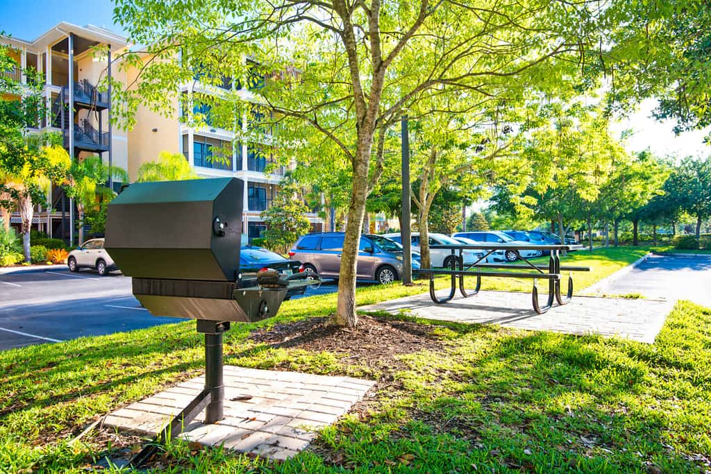 3rd floor condo w/ balcony, shared pools, gym, sauna, hot tub, near theme parks
