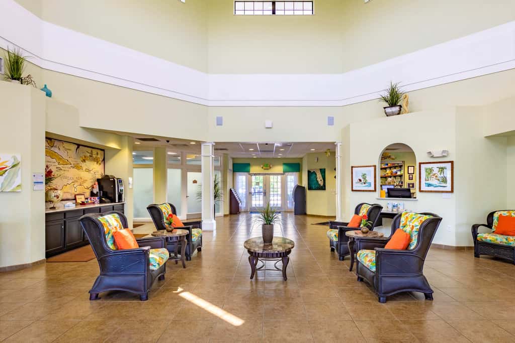 3rd floor condo w/ balcony, shared pools, gym, sauna, hot tub, near theme parks