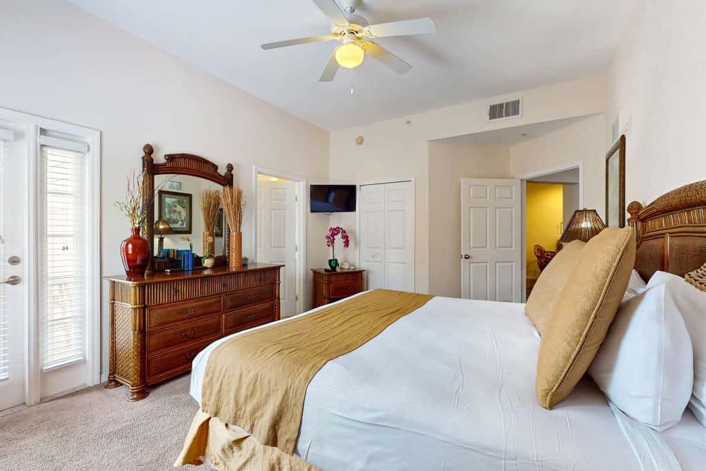 3rd floor condo w/ balcony, shared pools, gym, sauna, hot tub, near theme parks