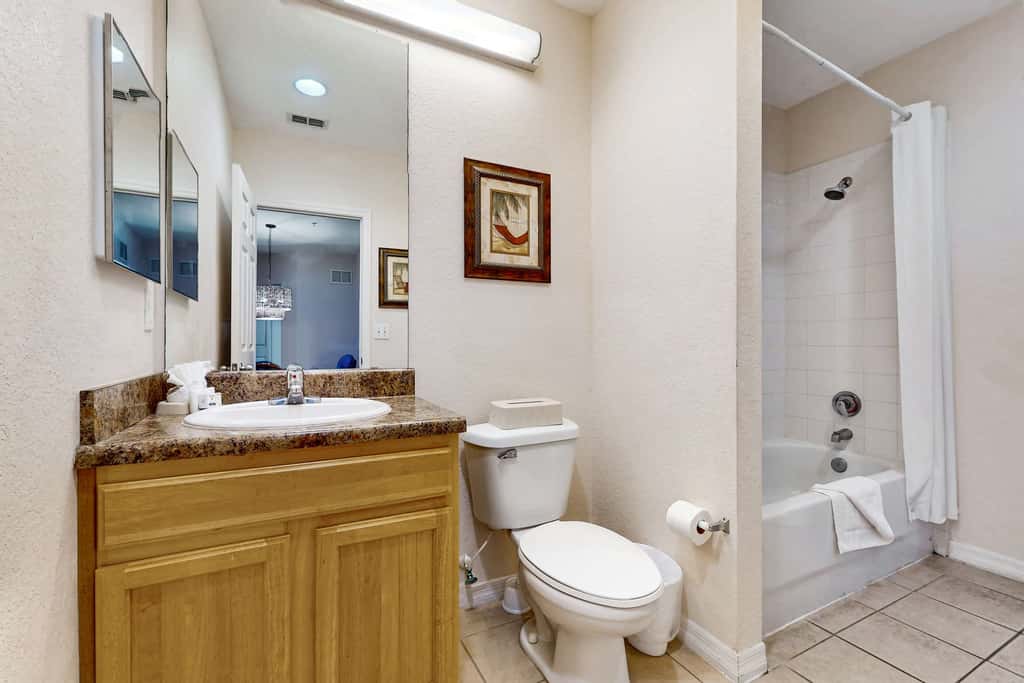 3rd floor condo w/ balcony, shared pools, gym, sauna, hot tub, near theme parks