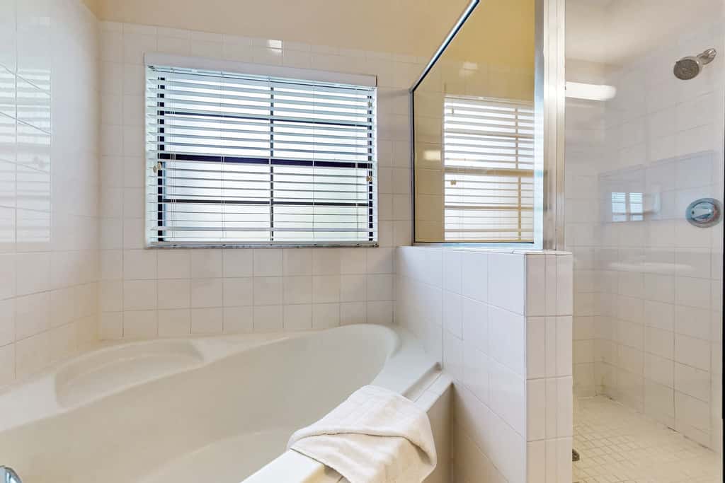 3rd floor condo w/ balcony, shared pools, gym, sauna, hot tub, near theme parks