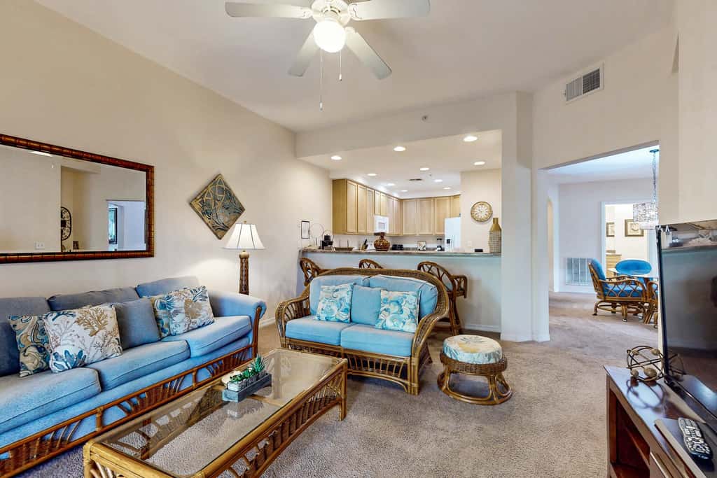 3rd floor condo w/ balcony, shared pools, gym, sauna, hot tub, near theme parks