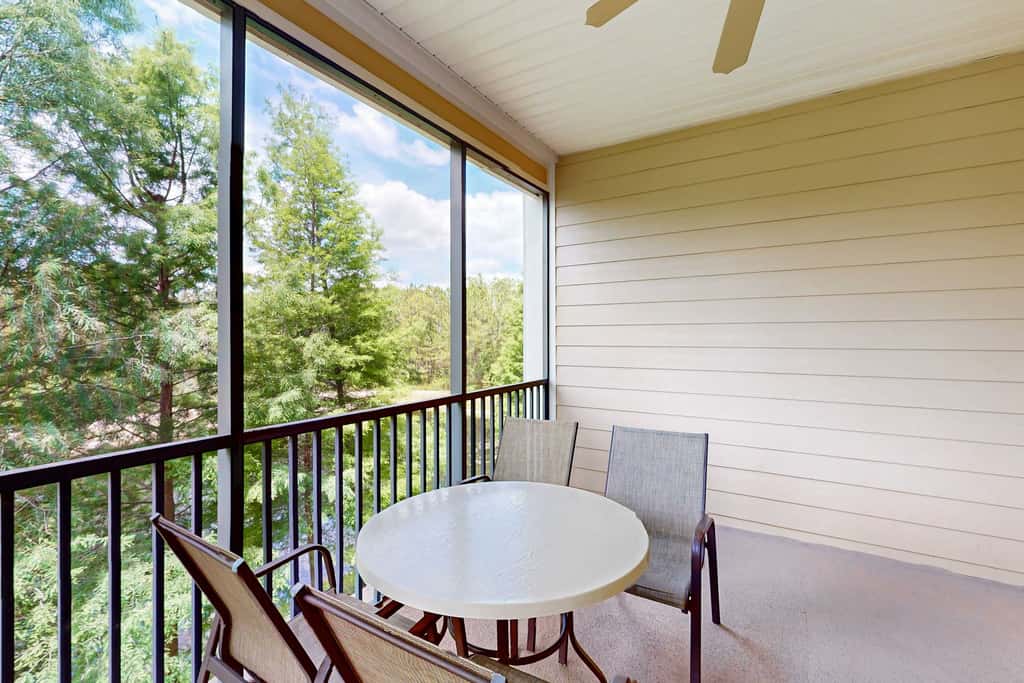 3rd floor condo w/ balcony, shared pools, gym, sauna, hot tub, near theme parks