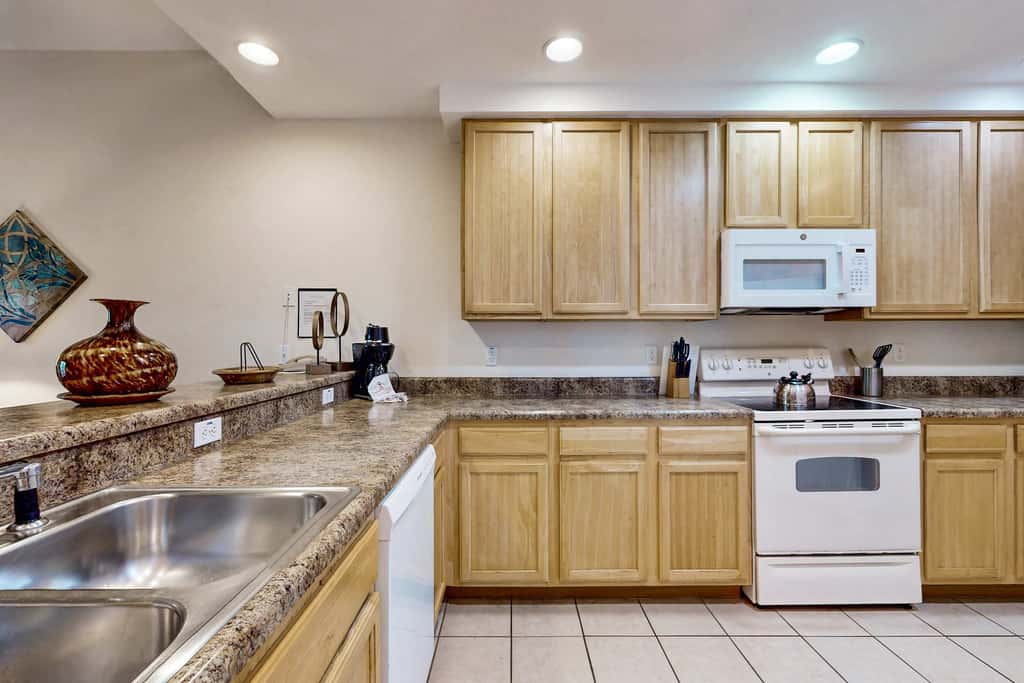 3rd floor condo w/ balcony, shared pools, gym, sauna, hot tub, near theme parks