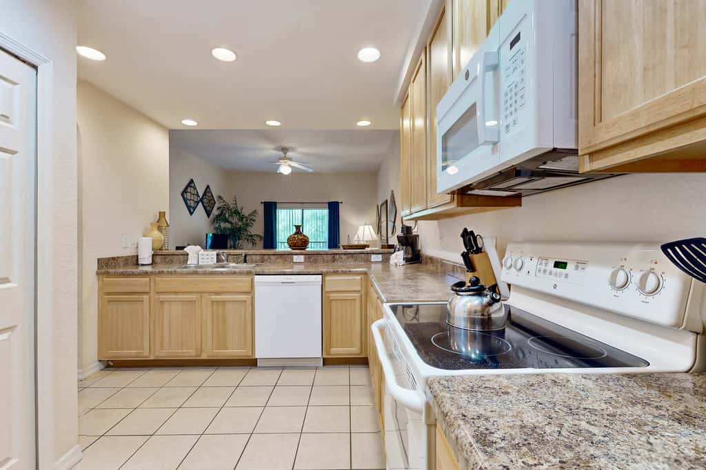 3rd floor condo w/ balcony, shared pools, gym, sauna, hot tub, near theme parks