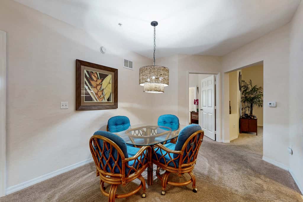 3rd floor condo w/ balcony, shared pools, gym, sauna, hot tub, near theme parks