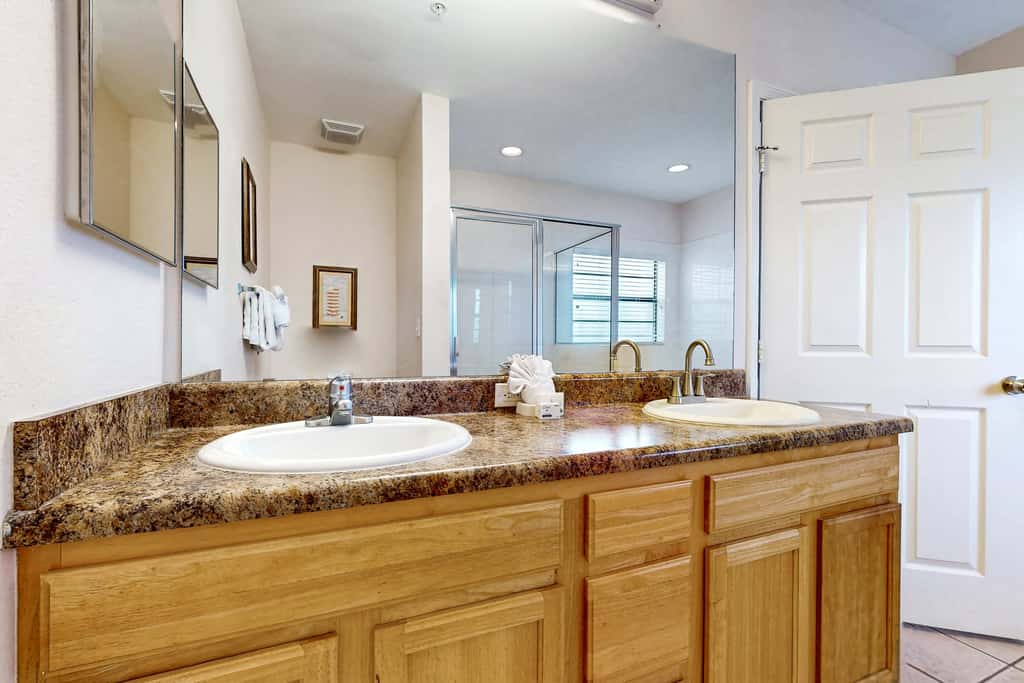 3rd floor condo w/ balcony, shared pools, gym, sauna, hot tub, near theme parks
