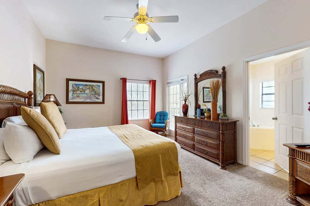 3rd floor condo w/ balcony, shared pools, gym, sauna, hot tub, near theme parks