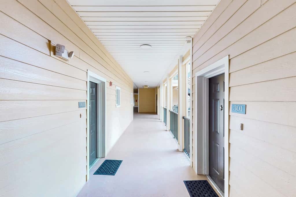 3rd floor condo w/ balcony, shared pools, gym, sauna, hot tub, near theme parks