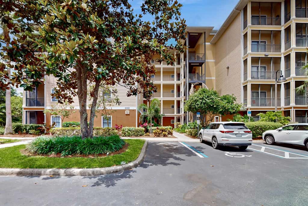 3rd floor condo w/ balcony, shared pools, gym, sauna, hot tub, near theme parks