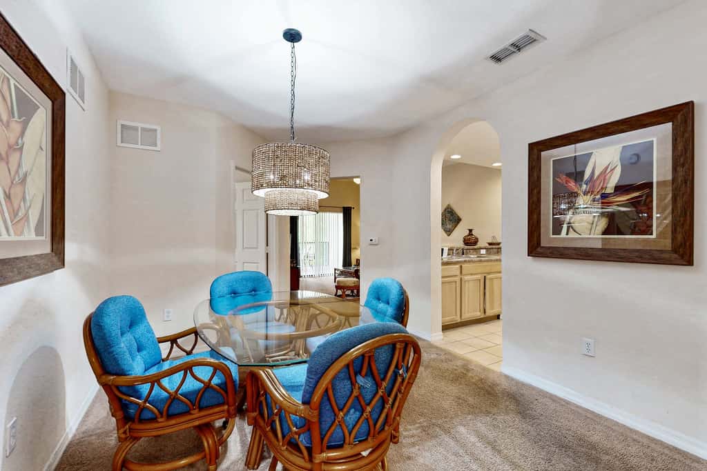 3rd floor condo w/ balcony, shared pools, gym, sauna, hot tub, near theme parks