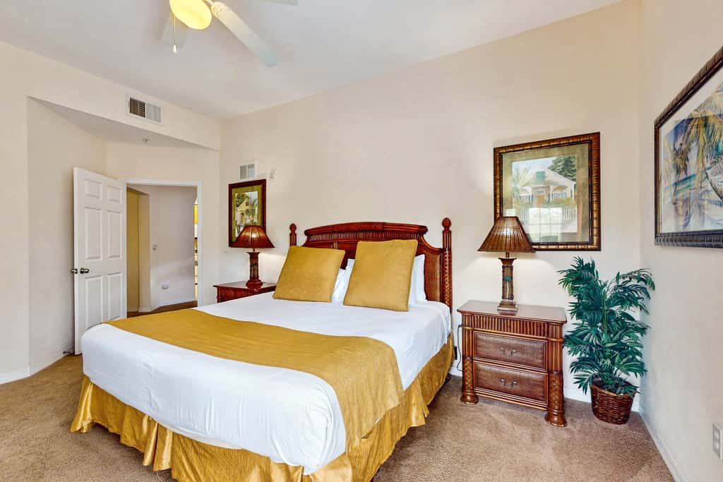 3rd floor condo w/ balcony, shared pools, gym, sauna, hot tub, near theme parks