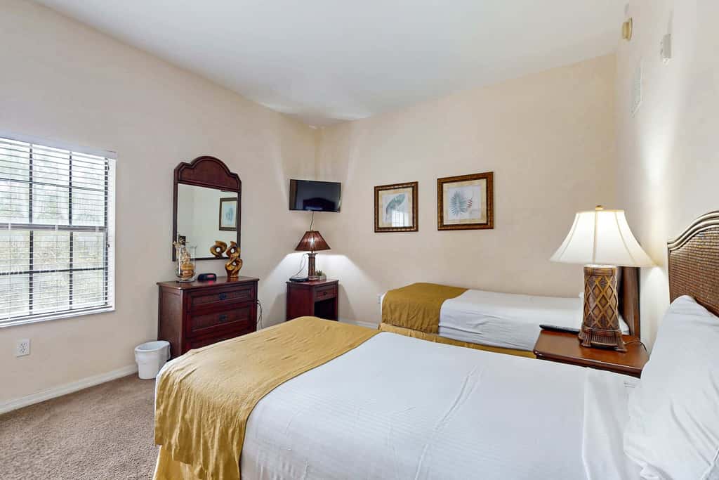 3rd floor condo w/ balcony, shared pools, gym, sauna, hot tub, near theme parks