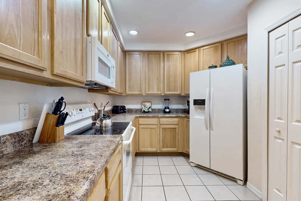 3rd floor condo w/ balcony, shared pools, gym, sauna, hot tub, near theme parks