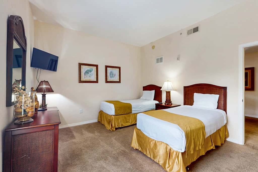 3rd floor condo w/ balcony, shared pools, gym, sauna, hot tub, near theme parks