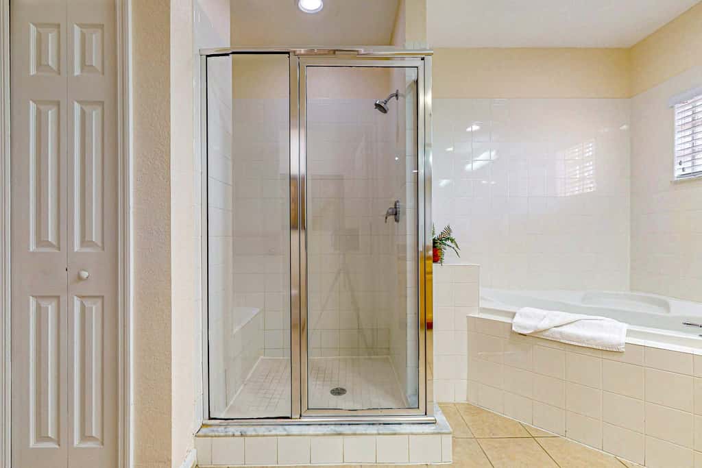 4th floor condo w/ hot tub, sauna, balcony, gym, shared pools, near theme parks