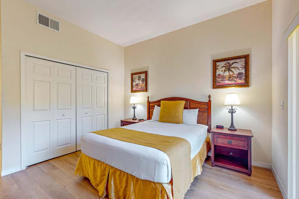4th floor condo w/ hot tub, sauna, balcony, gym, shared pools, near theme parks