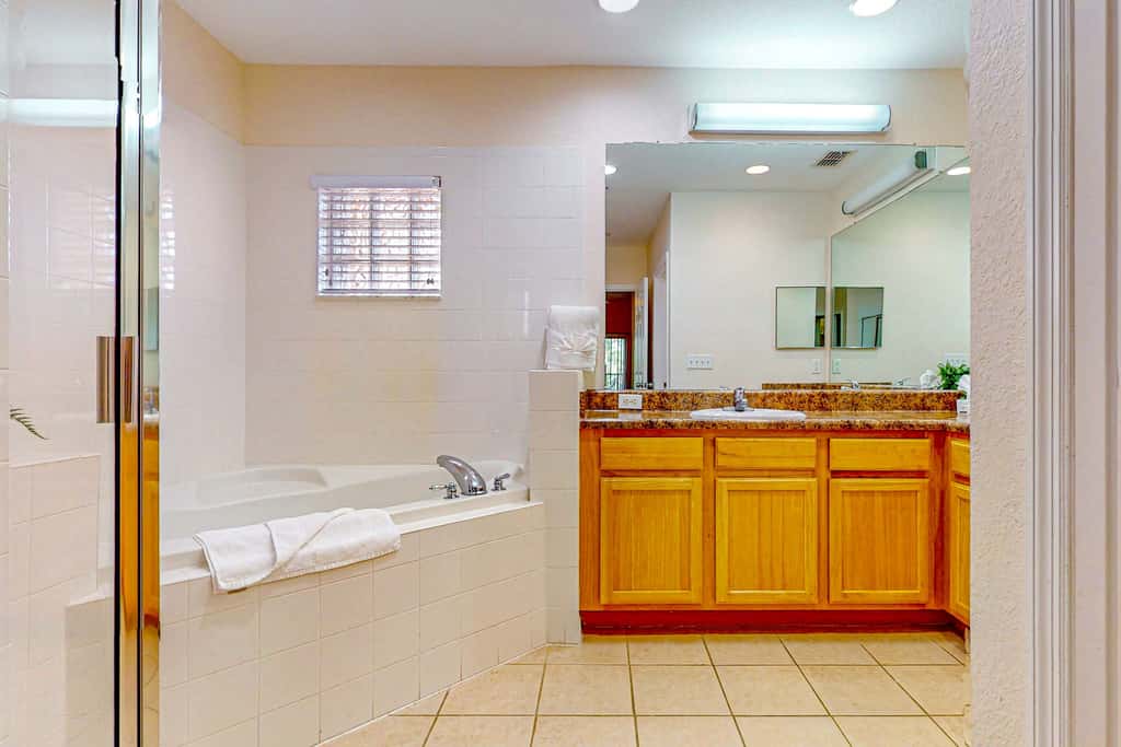 4th floor condo w/ hot tub, sauna, balcony, gym, shared pools, near theme parks