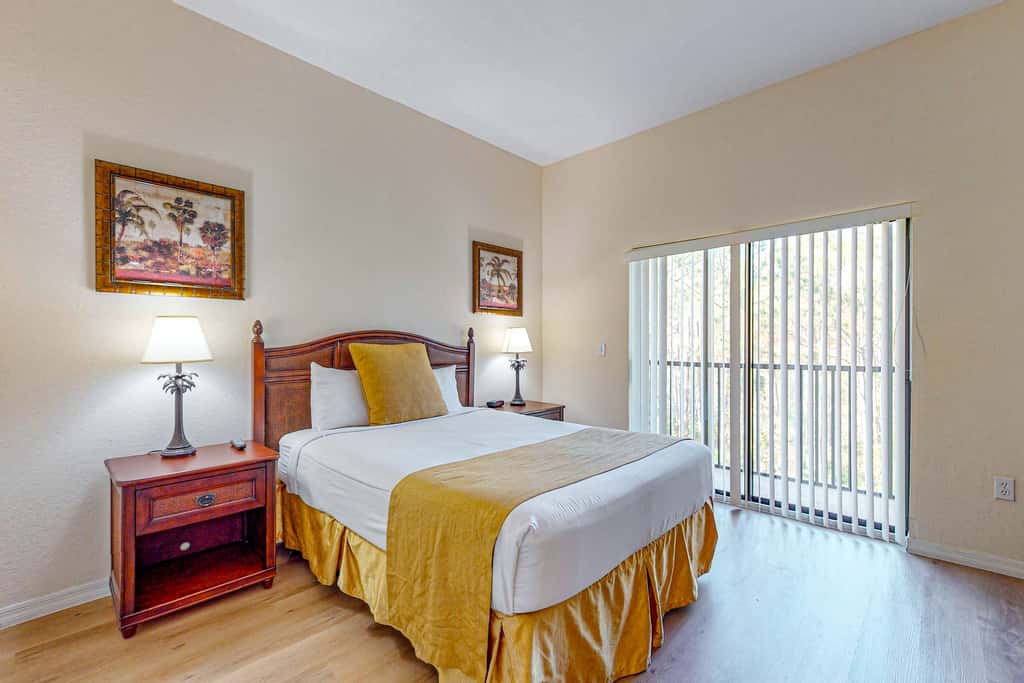 4th floor condo w/ hot tub, sauna, balcony, gym, shared pools, near theme parks